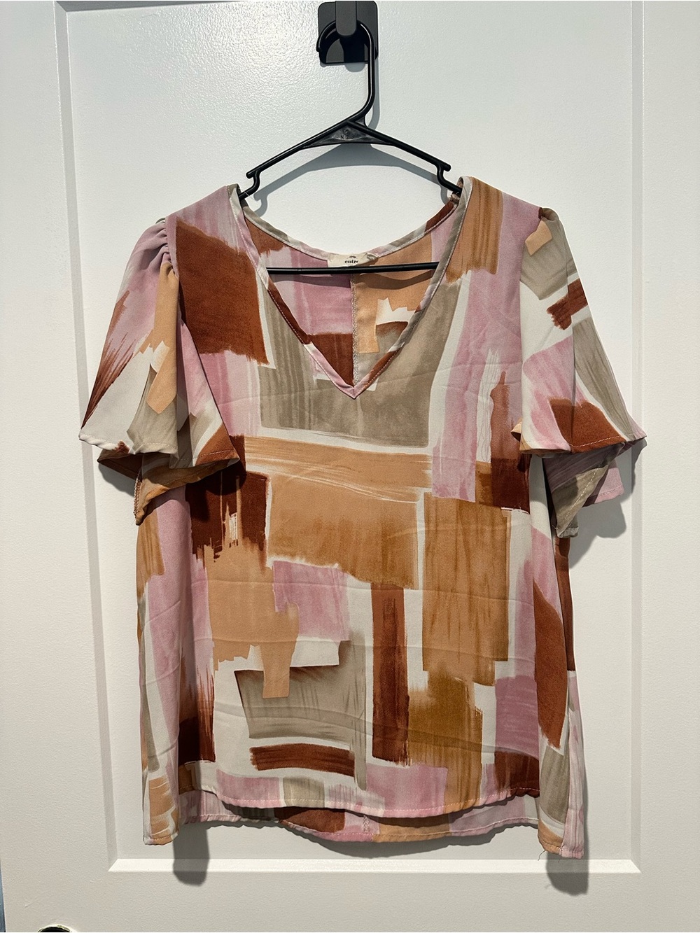 entro Abstract Brushstroke V-Neck Flutter Sleeve Top in Pink & Brown